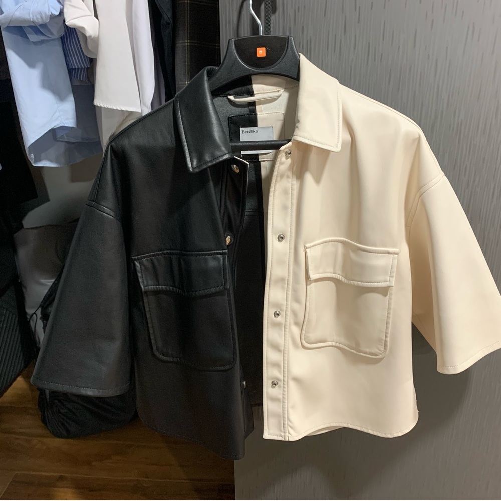 Two-color leather jacket that will add some spice to your looks!